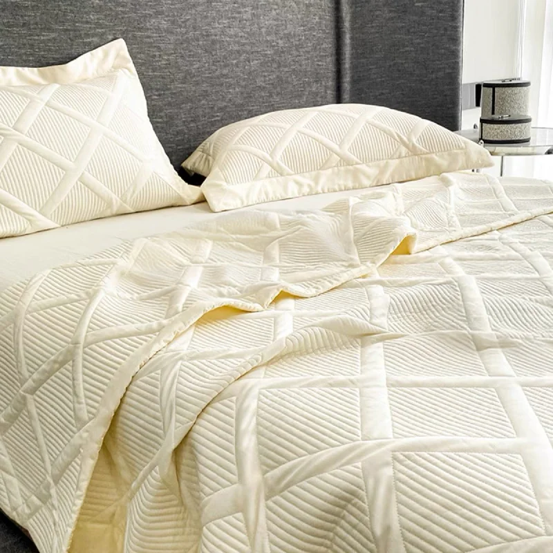 Ivory Diamond Pattern Quilt Set